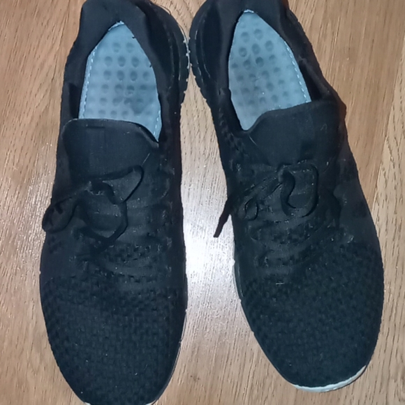 SNEAKS - Picture 1 of 4